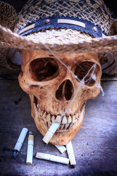 Lebka s cigaretami, Zátiší. — Stock fotografie