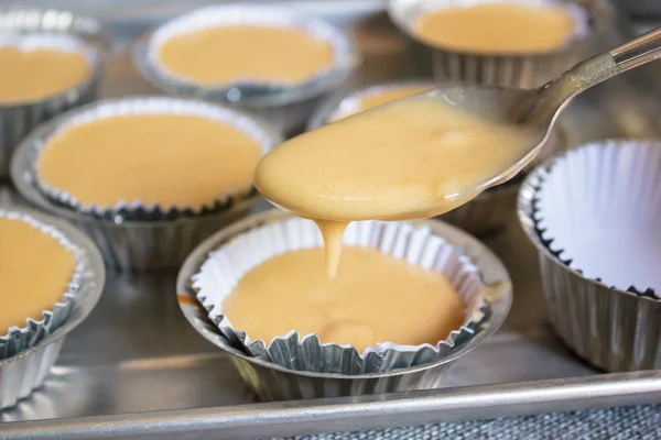 Gâteau de tasse de banane avant la cuisson . — Photo