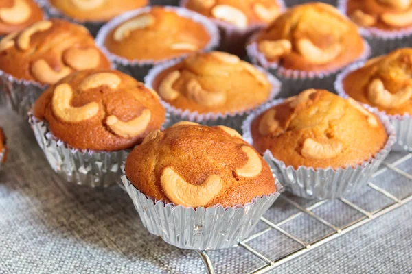 Gâteau de tasse de banane, fraîchement cuit . — Photo