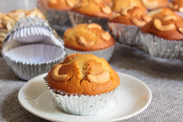 Gâteau de tasse de banane, fraîchement cuit . — Photo