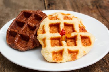 Plaka üzerinde taze gözleme.