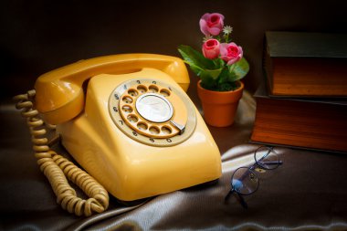Retro telefon ve eski kitap.