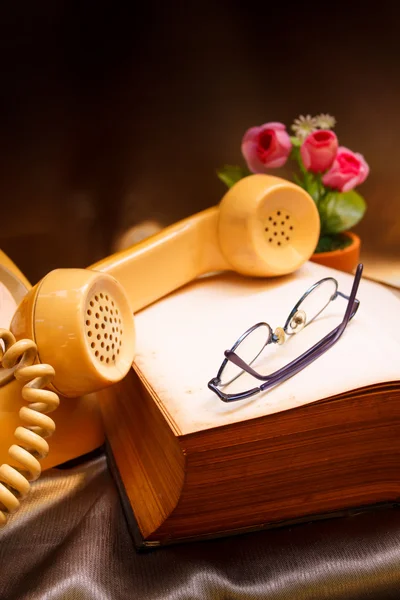 Retro phone and old book. — Stock Photo, Image