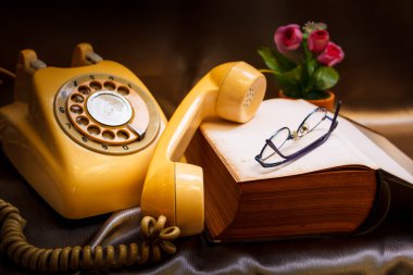 Retro telefon ve eski kitap.