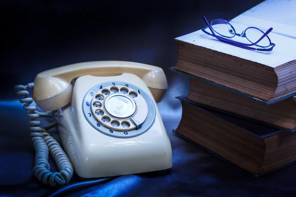 Retro telefon a staré knihy. — Stock fotografie