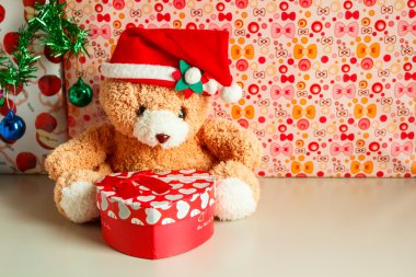 Noel Baba şapkası giyen oyuncak ayı.