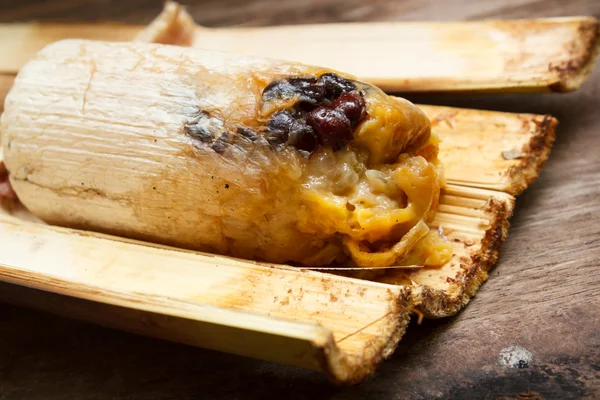 Arroz glutinoso asado en articulaciones de bambú . — Foto de Stock