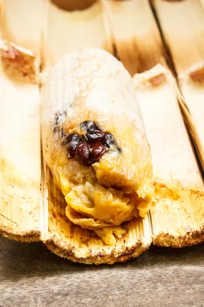 Arroz glutinoso asado en articulaciones de bambú . —  Fotos de Stock