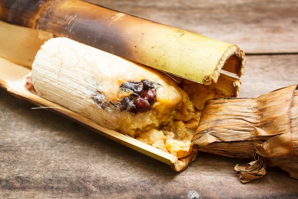 Arroz glutinoso assado em juntas de bambu . — Fotografia de Stock