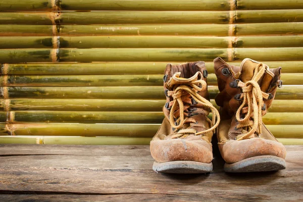 Botas de trabalho velhas, ainda vida . — Fotografia de Stock