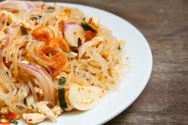 Baharatlı noodle salata veya baharatlı erişte salatası.