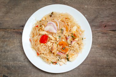 Baharatlı noodle salata veya baharatlı erişte salatası.
