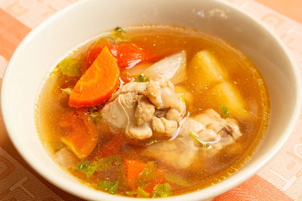 Hühnersuppe mit Gemüse. — Stockfoto