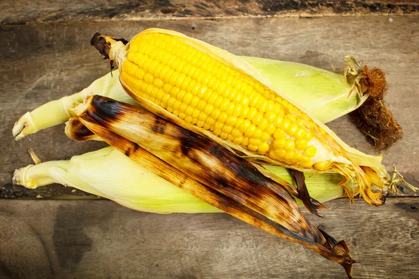 Gegrilde maïs op houten ondergrond. — Stockfoto