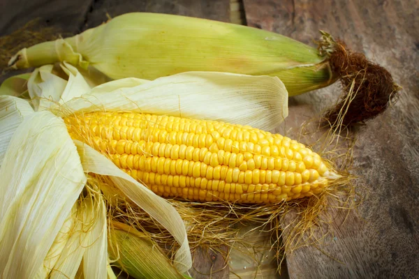 Jagung tongkol pada latar belakang kayu . — Stok Foto