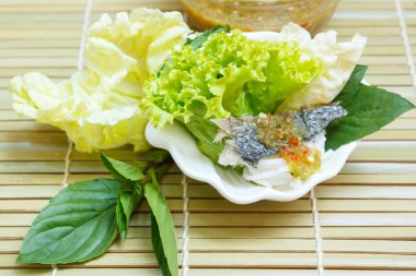 Kızarmış uskumru haşlanmış Tayland pirinç şehriye ile görev yaptı..