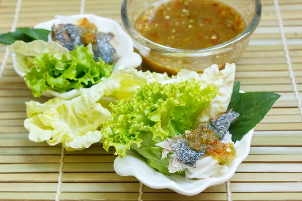 Stekt makrill serveras med kokt thai ris spån. — Stockfoto