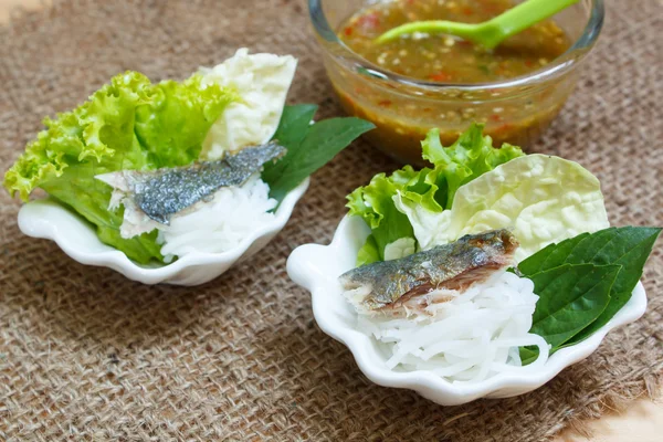 Fried mackerel served with boiled thai rice vermicelli. — Stock Photo, Image