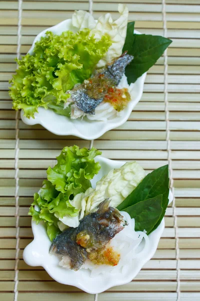 Fried mackerel served with boiled thai rice vermicelli. — Stock Photo, Image