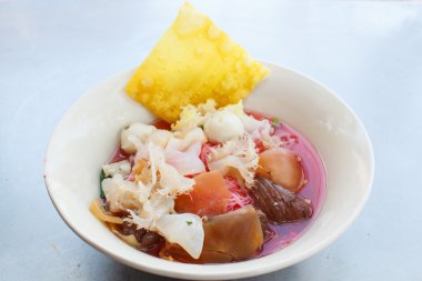 Deniz ürünleri yong tau foo (pirinç noodle ile balık).