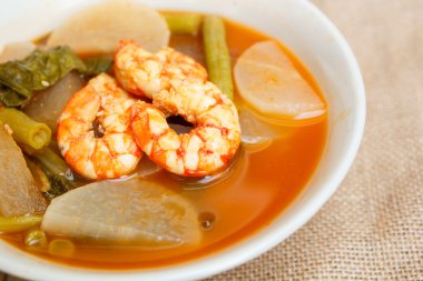 Karides ve sebze ile ekşi çorbası.