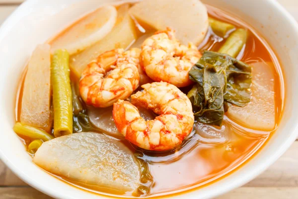 Soupe aigre aux crevettes et légumes . — Photo