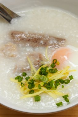 Yumurta ile yulaf lapası.