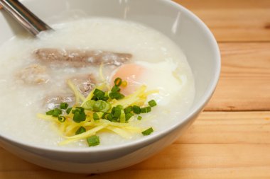 Yumurta ile yulaf lapası.