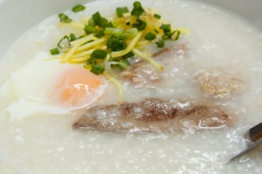 Yumurta ile yulaf lapası.