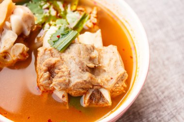 Sıcak ve ekşi çorbası domuz.