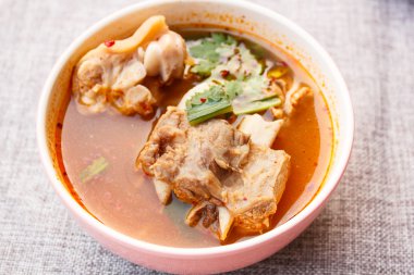 Sıcak ve ekşi çorbası domuz.