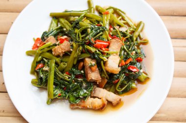 Kızarmış sabah zafer gevrek domuz eti ile.