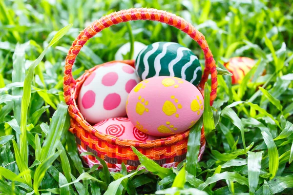 Easter eggs in the basket. — Stock Photo, Image