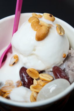 Hindistan cevizi dondurma bir fincan.