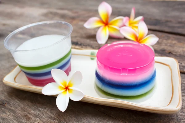 Bunte Kokosnussgelee, thailändisches Dessert. — Stockfoto