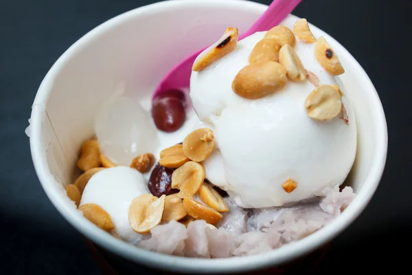 Coconut ice cream in a cup. — Stock Photo, Image