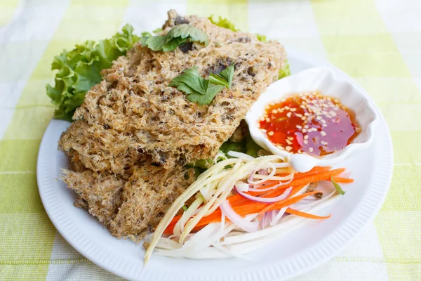 Salada de peixe-gato crocante picante . — Fotografia de Stock