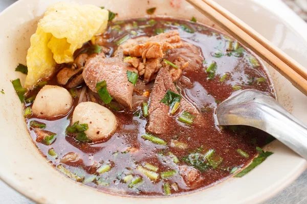豚肉と肉団子、Kuay ティオ ルア麺. — ストック写真