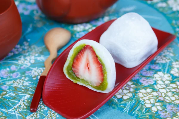 Sobremesa japonesa, mochi "Ichigo Daifuku ". — Fotografia de Stock