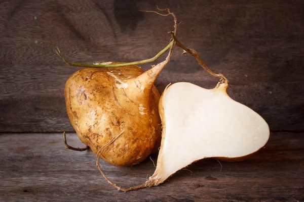 Jicama marrón orgánico crudo o haba de ñame . — Foto de Stock