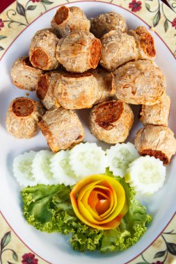 derin kızarmış yengeç eti rulo pasta.