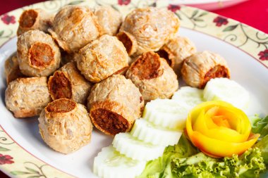 derin kızarmış yengeç eti rulo pasta.