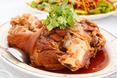 Demlenmiş Domuz bacak.