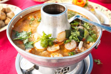 Tom Yum Goong, baharatlı bir güveç karides çorbası.