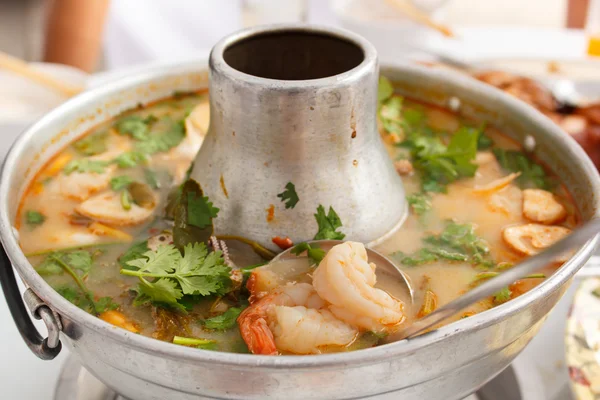 Tom Yum Goong, sopa picante con camarones en una olla caliente . — Foto de Stock