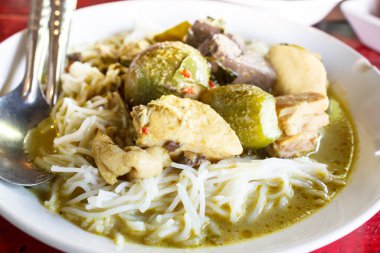 Kanom jeen yeşil köri tavuk (beyaz noodle ile yeşil cu