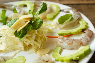 Çiğ karides ve baharatlı sos, deniz ürünleri Tayland.