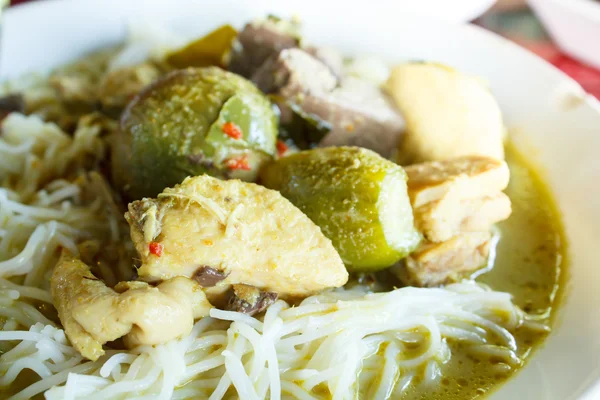 Kanom jeen green curry with chicken (white noodles with green cu — Stock Photo, Image