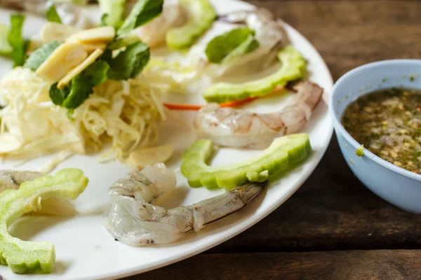 Çiğ karides ve baharatlı sos, deniz ürünleri Tayland. — Stok fotoğraf