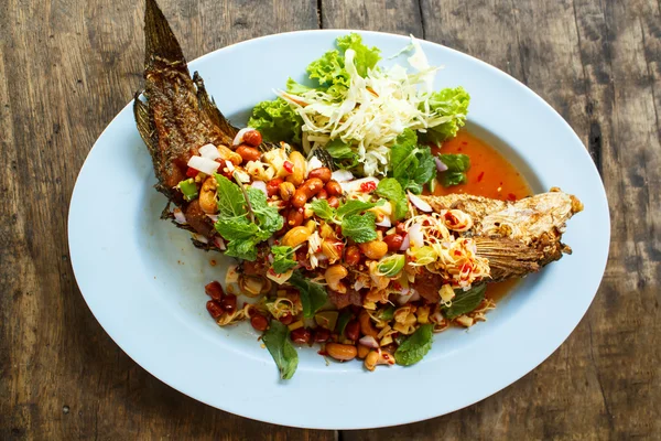 Peixe frito com ervas e molho picante . — Fotografia de Stock